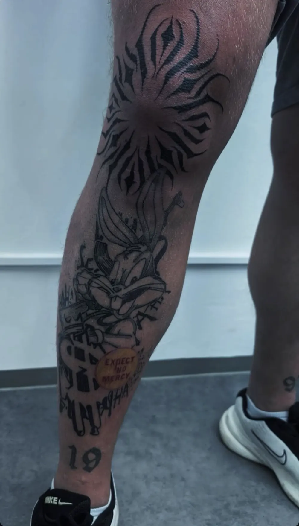 Bein-Sleeve mit Ornamenten und Schrift