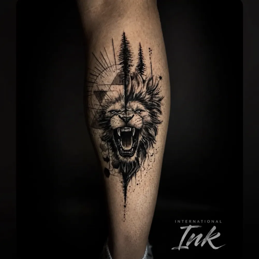 Brüllender Löwe als Black-and-Grey-Tattoo an der Wade
