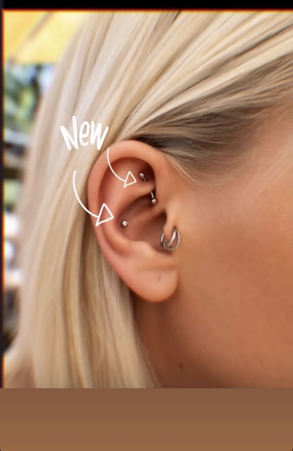 Frisch gestochene Piercings im Ohr